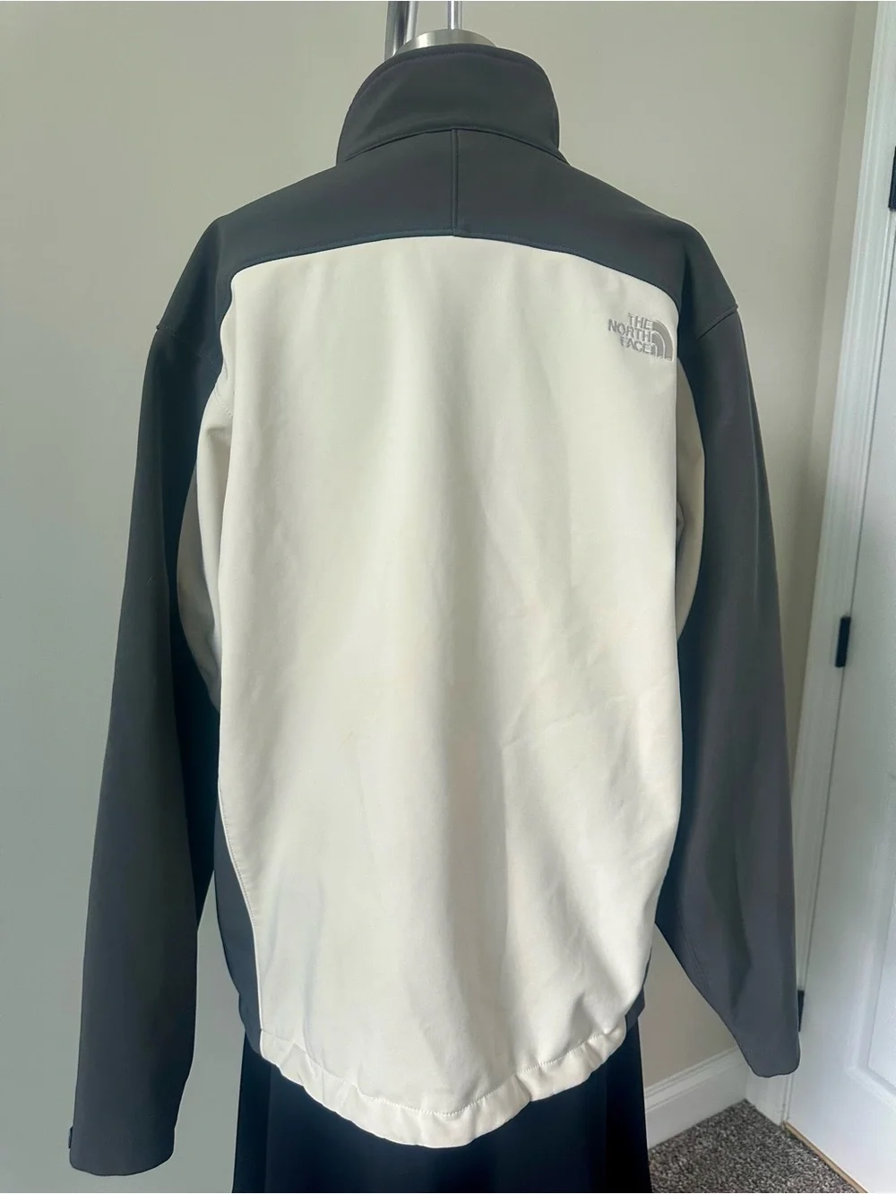 The North Face Men's Jacket (L) cream / grey - Apex Rain Resistant Tech